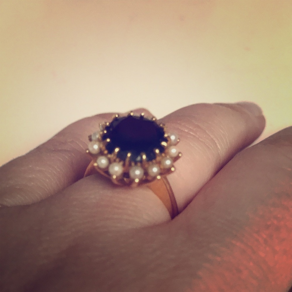 Garnet, pearl and gold ring. Size 8